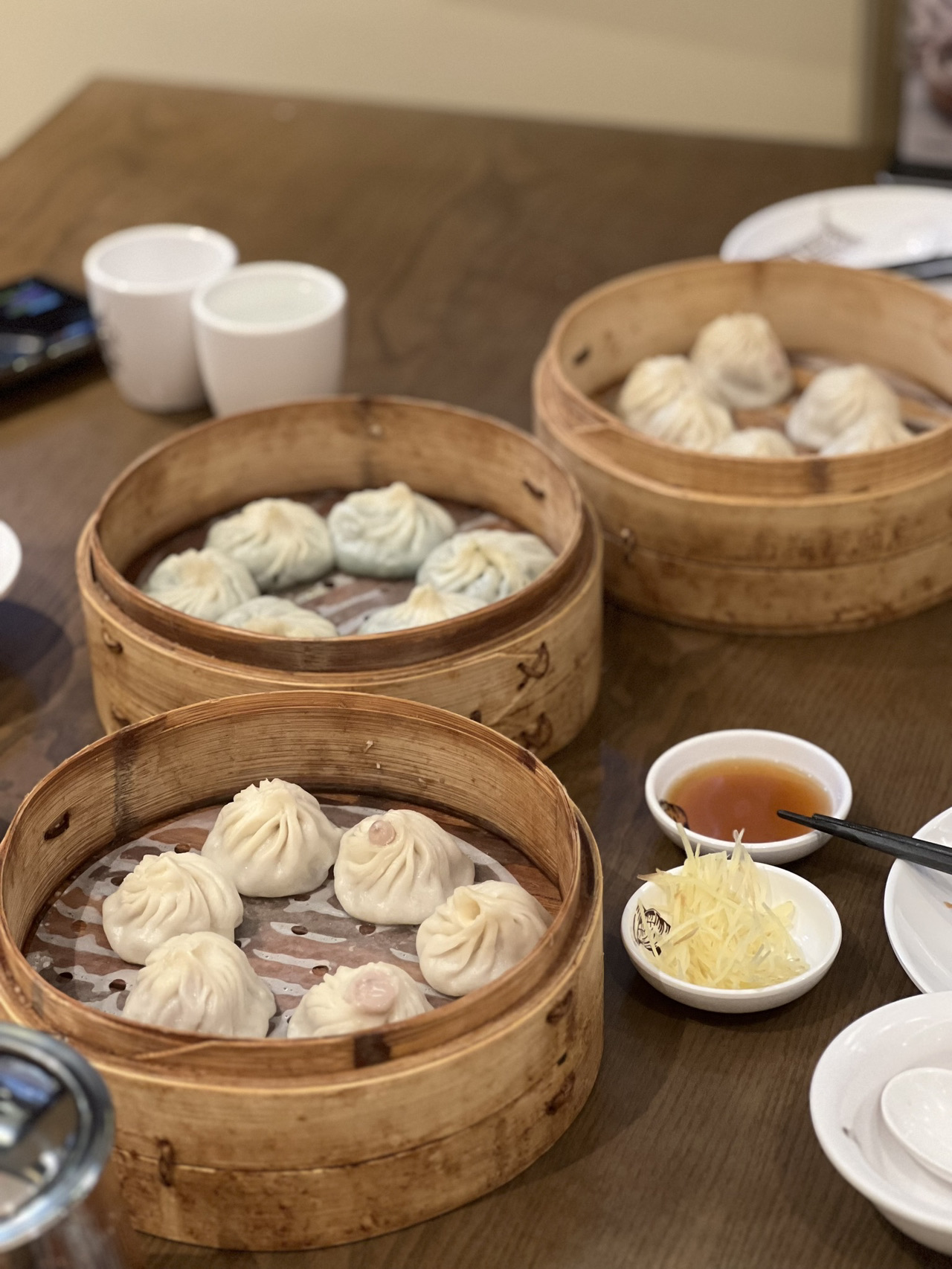📍주소:
南翔馒头店 (Yuyuan Branch)
85 Yuyuan Old Street, Huangpu District, Shanghai
(예원 바로 앞, 도보 1분)

🪴 분위기/시설:
예원 관광 후 길 건너 중식당이 눈에 띄어 가볍게 방문한 곳.
30분 정도 웨이팅은 있었지만, 매장 내부는 넓고 깔끔,
의외로 쾌적하고 관리가 잘 되어 있어 첫인상부터 좋았어요.

💡 메뉴 & 추천 포인트:
✔️ 사진 메뉴판이 잘 되어 있어 중국어 몰라도 주문 쉬움
✔️ 가장 만족스러웠던 메뉴:
→ 돼지고기 + 새우 딤섬 🥟 – 담백하면서도 감칠맛 굿
✔️ 짜조도 맛있음 – 바삭바삭 식감이 좋았어요
✔️ 차 추천:
→ Tianrun Dahongpao Tea (78위안)
→ 떫지 않고 깊은 향이 나는 고급 중국차. 평소 차 안 좋아하는 친구도 감탄! 🍵
✔️ 주의할 점:
→ 워터멜론 주스를 시키려다 "수박 한 통"이 나올 뻔함 😂
→ 영어가 거의 안 통해서 번역기 필수. 가격이 높으면 꼭 재확인!

💰 1인당 평균 가격:
약 100~150위안 (차 포함 시 조금 더 올라감)

🌟 평점:
⭐️⭐️⭐️⭐️☆ (4.0 / 5.0)
“특별한 맛의 딤섬은 아니지만,
넓고 깔끔한 분위기에서 중국 전통차와 함께 즐긴 안정적인 한 끼.
다음에 또 가면 그 새우 딤섬과 차만 시킬래요!”

🏷️ 해시태그
#TripMoment #트립모먼트최고예요
#남상만두점 #ShanghaiDimsum
#YuyuanFoodTrip #예원맛집 #상하이딤섬
#상하이맛집추천 #중국차추천 #다홍파오차
#중국전통음식 #상하이먹방기록 #로컬맛집도전기
#Tripcom #DimsumLovers #상하이여행  