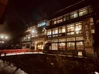 去到阿信的故鄉山形縣「銀山溫泉」擁有超過500年歷史以上的溫泉區。 走進《千與千尋》湯屋！超夢幻「雪景溫泉街」♨️ 「銀山溫泉」的日與夜景色，古色古香的溫泉老街，彷彿穿越時空回到了大正時