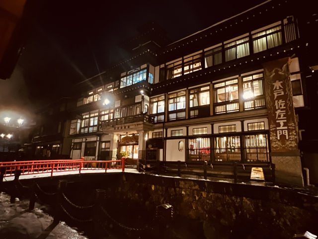 去到阿信的故鄉山形縣「銀山溫泉」擁有超過500年歷史以上的溫泉區。 走進《千與千尋》湯屋！超夢幻「雪景溫泉街」♨️ 「銀山溫泉」的日與夜景色，古色古香的溫泉老街，彷彿穿越時空回到了大正時