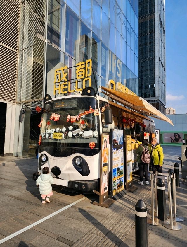 청두의 아이콘, 판다와 레서판다 디자인의 매력