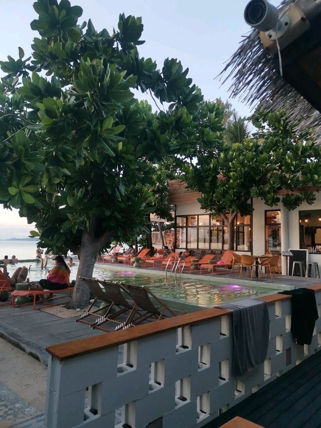 Escape Beach Resort เกาะสมุย