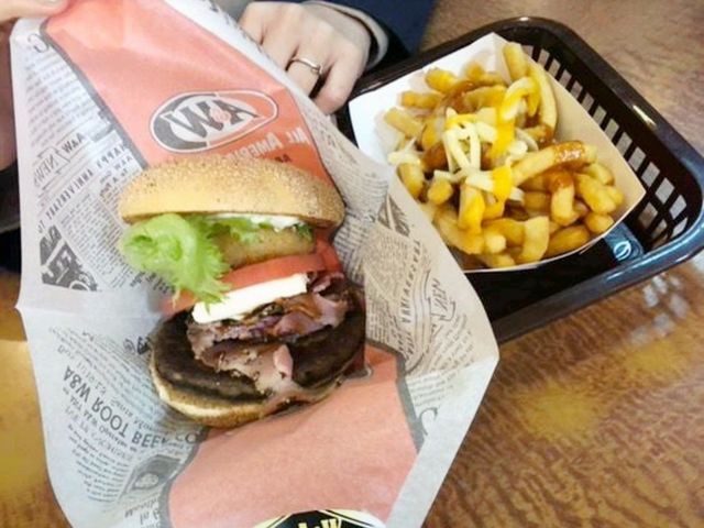 沖縄限定のA&Wでルートビア＆バーガー体験！