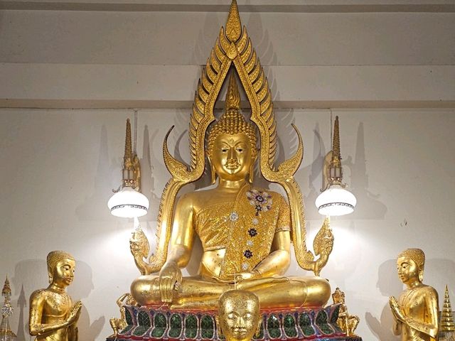 กราบพระหลวงพ่อแขนลาย ที่วัดดังอยุธยา