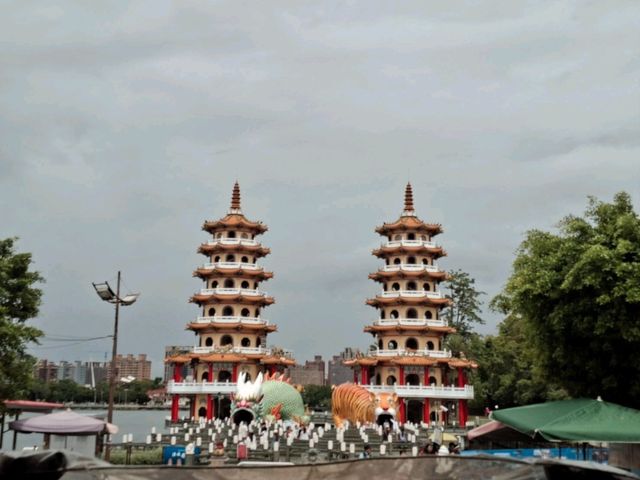 Dragon and Tiger Pagodasกลางน้ำ✨️