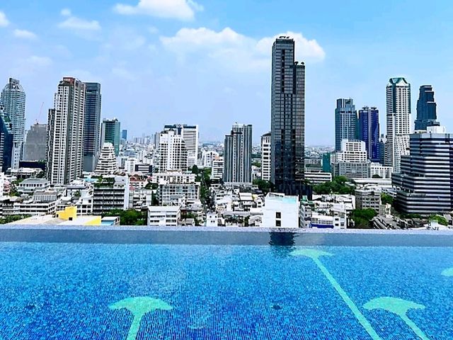 Bangkok Marriott Hotel The Surawongse สระน้ำสวยมาก