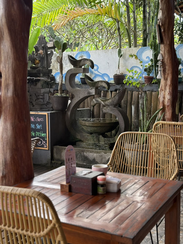 Neighborhood cafe in southwest Lembongan