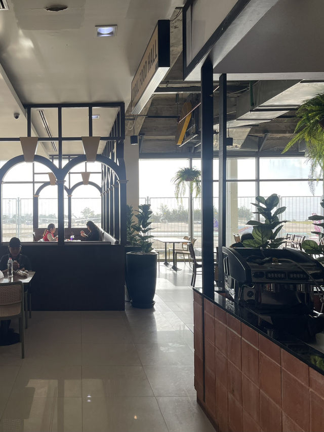 กินข้าวไป มองวิวเครื่องบินไปที่ CORAL FOOD HALL