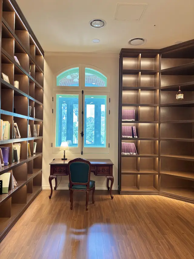 A great place to enjoy the indoor library and exhibitions: Dondeokjeon.