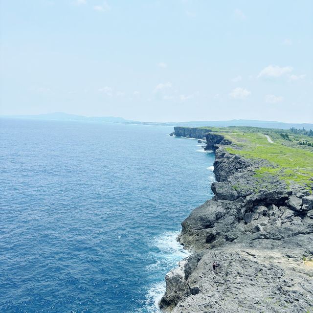 🌊 沖繩殘波岬燈塔：登頂眺望果凍海與斷崖奇景，順嘗Blue Seal冰淇淋！