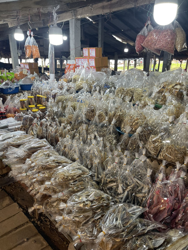 ตลาดหาดสะกอม