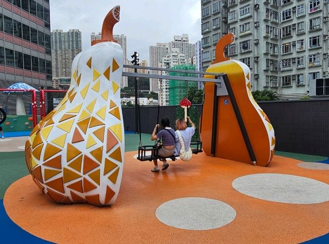 新都會廣場歷奇公園，可愛植物造型的滑梯