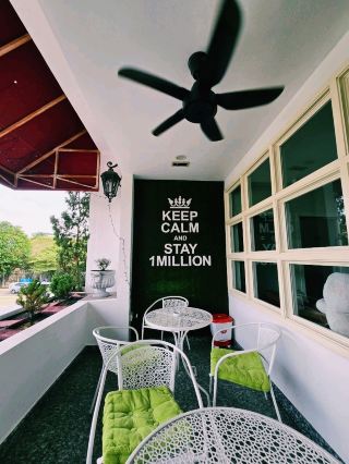 I found a comfortable 1 million hotel in Mt Austin! 