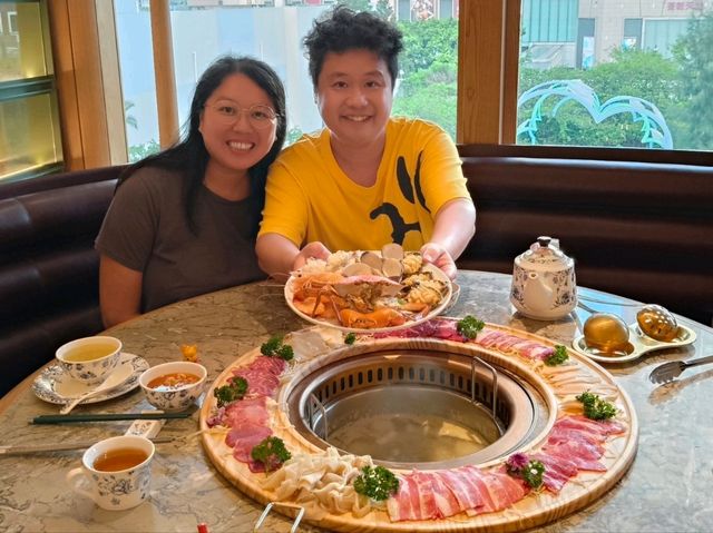 穿越老香江的味蕾之旅：《香江花月》海陸盛宴 🕰️🍽️踏入荃灣廣場的《香江花月》，瞬間被濃厚的懷舊氣息包圍，以懷舊衣車為靈感的裝潢，搭配復古縫紉機擺設，完美重現50年代香江風華 ✂️🏮。