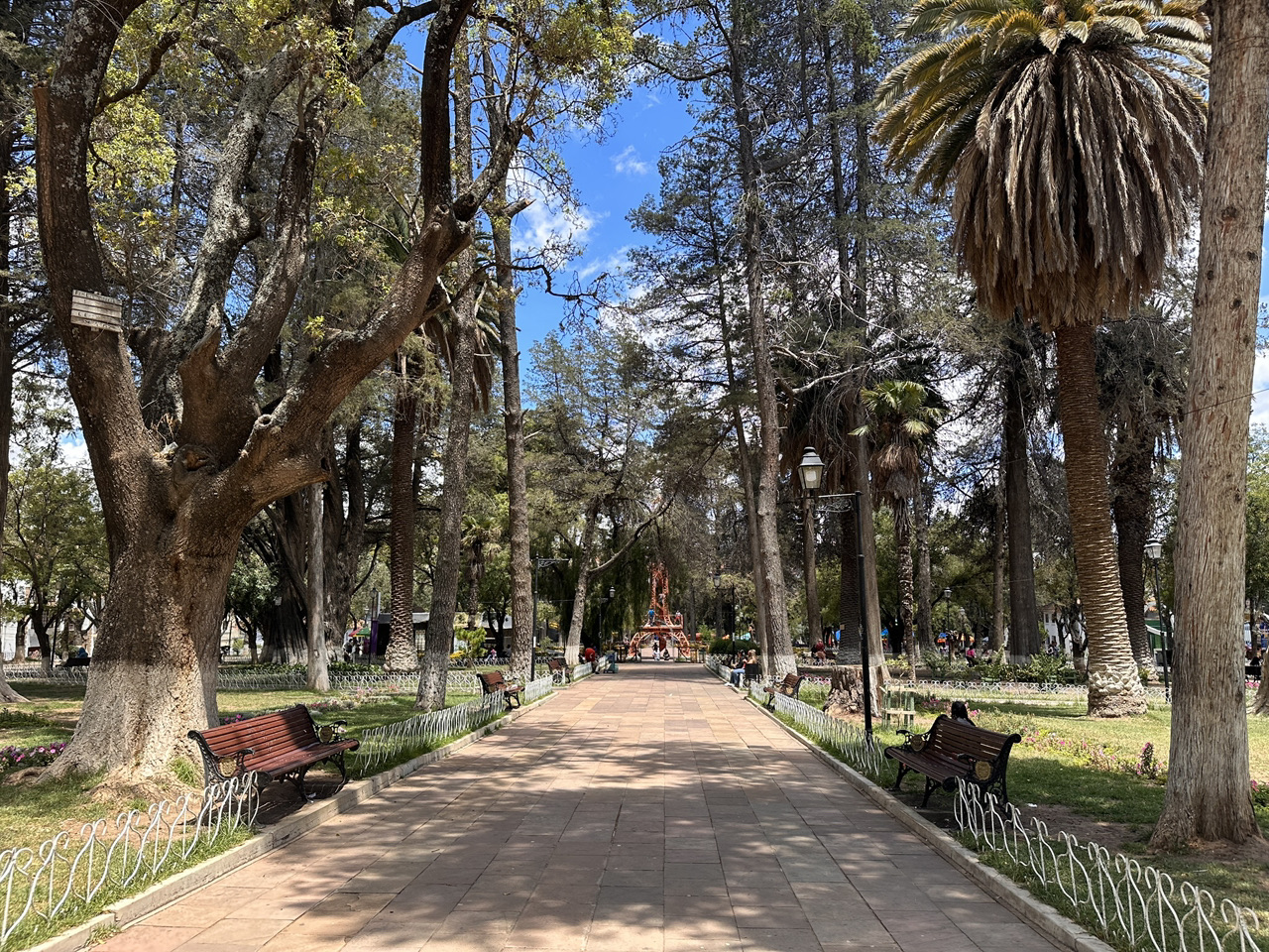 [Parque Simon Bolívar | An urban oasis where relaxation and history intersect in Sucre]