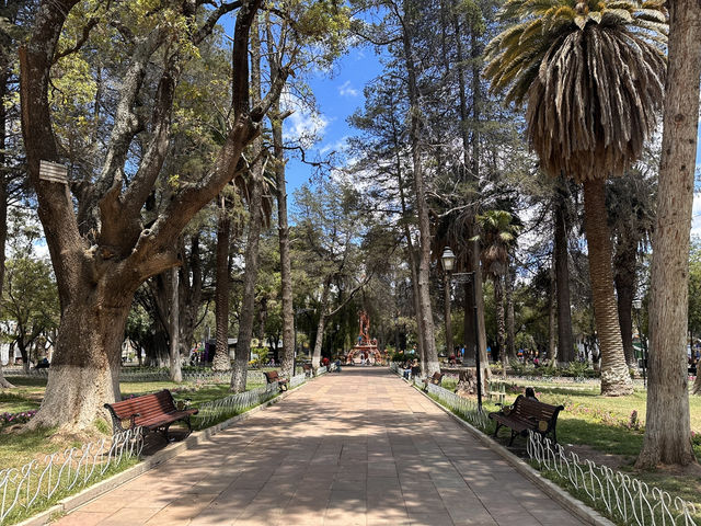 【Parque Simón Bolívar｜スクレの憩いと歴史が交差する都会のオアシス】