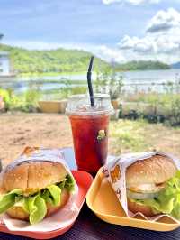 ชมวิวยามเช้าพร้อมกินเบอร์เกอร์ ริมอ่างเก็บน้ำ