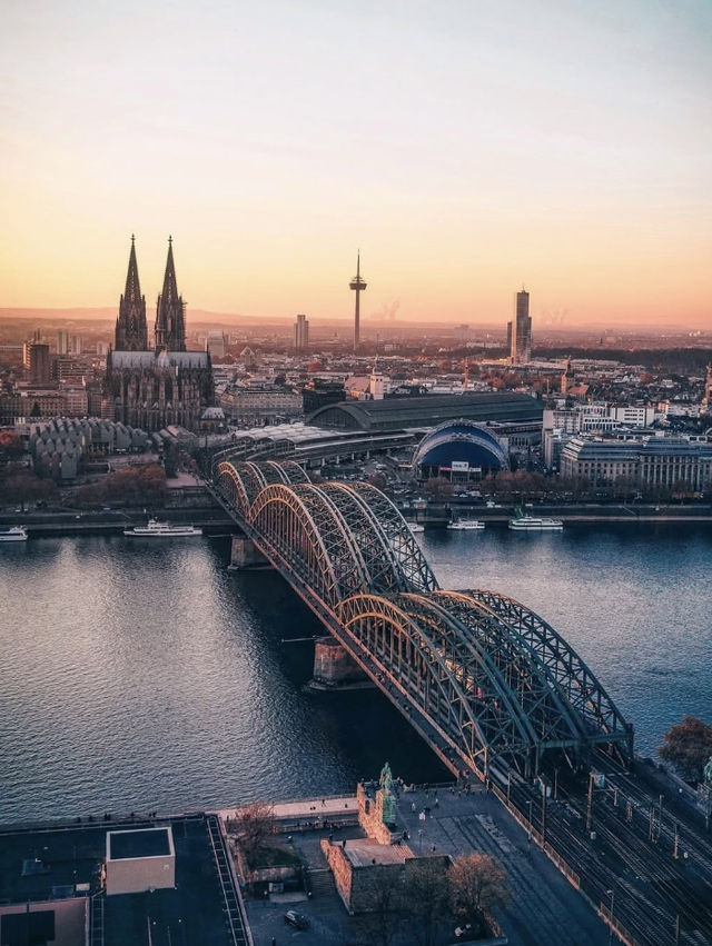 🇩🇪 當雙塔尖刺破暮色才知道科隆的浪漫有多硬核