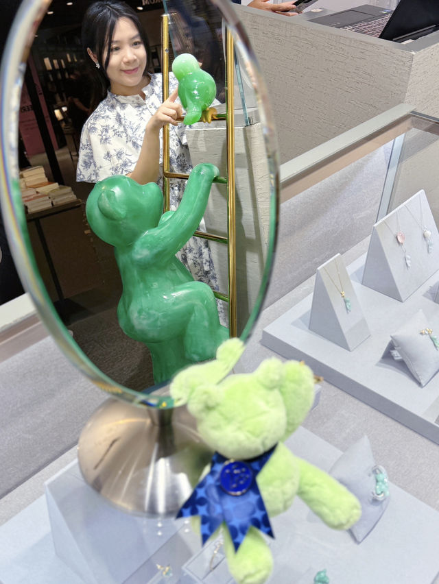 藏身書店內的💎珠寶藝術展
