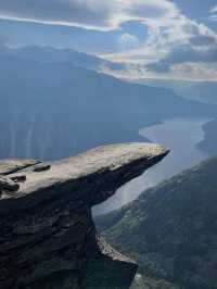 【命がけの絶景】トロルの舌で味わう達成感と感動の一枚📸🧗‍♀️