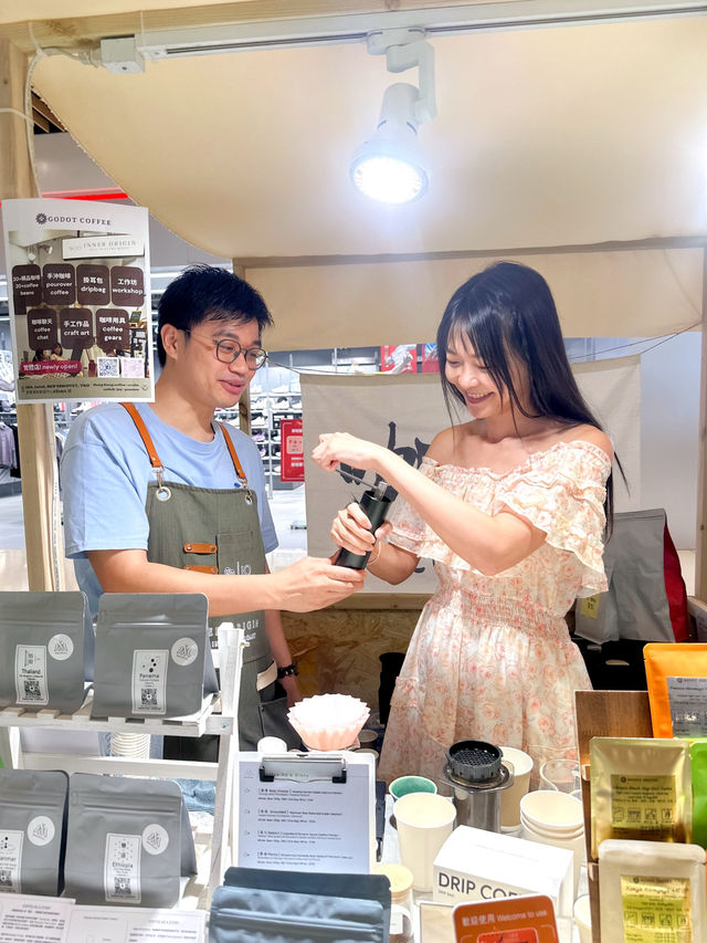 咖啡控☕️盛事「山林祭 ‧ 山飲啡語」  當你愛上咗咖啡☕️就會好想試唔同品種嘅咖啡 而家機會嚟啦！合和商場一連 2 星期舉辦「山林祭 ‧ 山飲啡語」，連續兩個周四至周日，超過30間咖啡小店喺合和商場