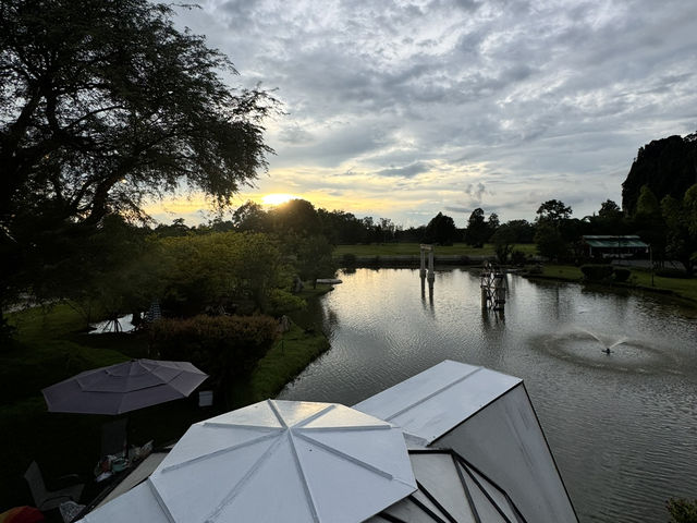 🌿✨ ภูผาราชัน บ้านมุง – Glamping กลางขุนเขา วิวหลั