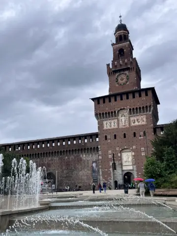 🏰✨ Exploring Castello Sforzesco in Milan 🌳🎨  