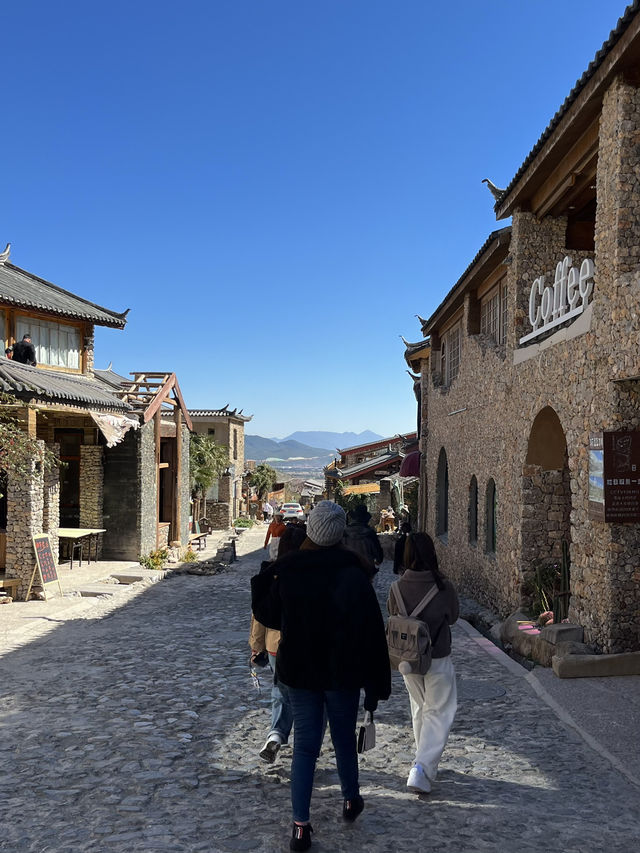 Yuhu Village : Stone Houses & Snow Mountain