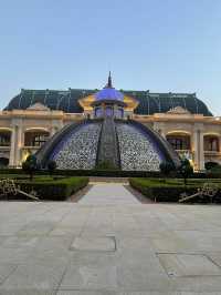 A Floral Versailles Behind the Velvet Ropes