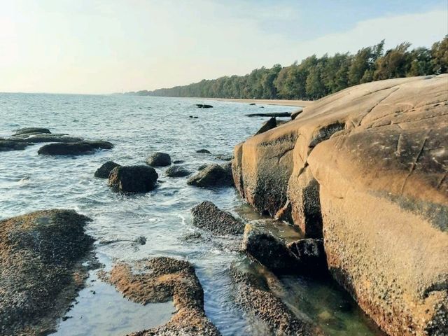 “หาดแหลมแม่พิมพ์ ระยอง – ทะเลใสเที่ยวง่าย ใกล้กรุง “หาดแหลมแม่พิมพ์ ระยอง – ทะเลใสเที่ยวง่าย ใกล้กรุง