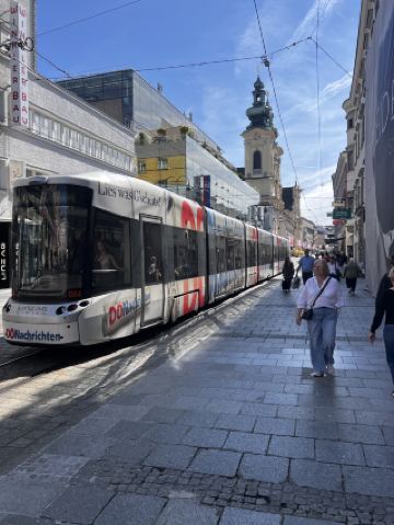 🌞 林茨讓我驚喜不已，它既有悠閒愜意的氛圍，又不失都市的奢華－－沒錯，如果你運氣好，甚至還能在勞力士專賣店淘到便宜貨！如果你想體驗奧地利迷人的風景、美味的佳餚和一絲冒險的刺激，那麼這座城市絕對被低估了。

必遊景點：

1️⃣ 入住林茲貝斯特韋斯特紡紗廠飯店（Best Western Hotel Spinnerei Linz，地址：Wiener Str. 485）。飯店超級乾淨，員工熱情友好，房間一塵不染。額外驚喜：寵物愛好者可以免費攜帶寵物入住！若您開車前往，飯店提供停車位（需支付少量費用）。附近還有一家很棒的當地餐廳，是享用輕鬆美食的理想之選。

2️⃣ 從林茲市中心搭乘標誌性的波斯特林貝格纜車（Postlingbergbahn）。搭乘這條歷史悠久的線路，欣賞壯麗的山坡景色，蜿蜒穿過美麗的街區，最終抵達山頂。

3️⃣ 登上山頂，參觀珀斯特林貝格教堂（Pöstlingbergkirche Wallfahrtsbasilika Sieben Schmerzen Maria，地址：Am Poestlingberg 1）。這座教堂內外都裝飾得富麗堂皇。千萬別錯過在這裡拍攝林茲全景的機會——整個城市盡收眼底，是享用咖啡或放鬆身心的理想之地。

旅遊小貼士：

- 美景午餐：在珀斯特林貝格山頂的餐廳享用午餐，欣賞美景，呼吸新鮮空氣（尤其是在上午遊覽之後！）。

- 交通出行：電車和當地巴士班次頻繁且可靠。如果您打算多次上下車，建議購買一日通票。

- 購物小撇步：如果您想在城裡購買奢侈品，不妨去勞力士專賣店看看－您或許能獲得獨家優惠！

- 應付各種天氣：我遇到的天氣時晴時雨－建議多穿幾層衣服，方便快速更換衣物。

#林茲美景 #奧地利休閒之旅 #旅遊小貼士 #風景午餐 #TripDotCom