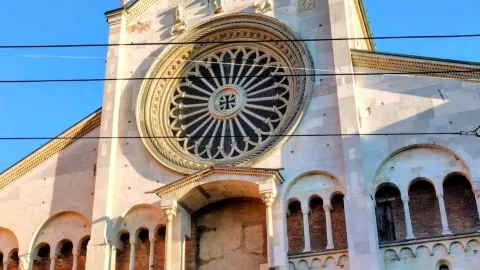 Каменное искусство. — traveler post in Модена