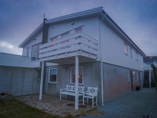 ​🏡🇫🇴【法羅群島】進城與落腳：駛入首府 Tórshavn，住進靠海住宅區的獨立小屋