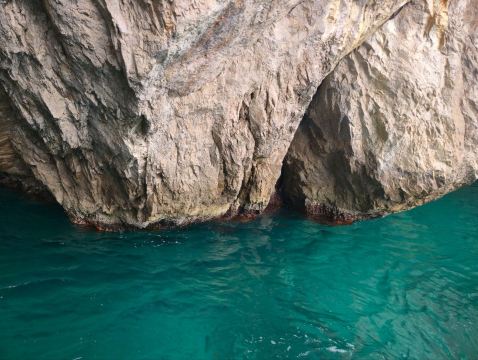 カリブ海の大きな壷 カプリ島を海から満喫！ Vincenzo Capri ボートツアー体験記。 | Trip
