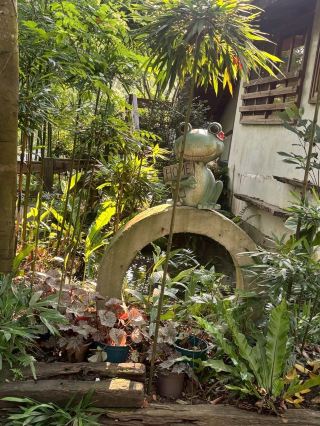 🌿 苗栗卓也小屋|山林秘境、客家藍染與懷舊農村風情

如果你喜歡遠離城市喧囂,尋找一個可以慢慢散步、吃美食、欣賞山林景色的地方,那麼位於苗栗三義的卓也小屋,會是一個非常適合安排的景點。

隱身在三義山林之中的卓也小屋,整個園區充滿濃濃的台灣農村風情。竹製、木造與茅草元素搭配大紅燈籠,走進園區的瞬間,就像穿越時光回到早期的台灣農村。園區四季也有不同景色,春天可以欣賞桐花,夏天感受山林生機,秋天則有楓紅,冬季則常能遇見雲霧繚繞的山林景色。

🏡 走進山林裡的懷舊小村落

卓也小屋最大的魅力,就是它不像一般觀光景點那樣喧鬧。

園區以山林與農村生活為概念打造,木造建築散落在綠意之間,搭配紅燈籠、竹材與自然景觀,處處都充滿復古氛圍。

沿著園區慢慢散步,可以看到許多充滿巧思的小角落,很適合喜歡拍照的人。

不論是紅燈籠、木造房舍、山林步道,還是被綠意包圍的建築,都很有台灣早期農村的味道。

如果平常生活在都市裡,來到這裡會有一種突然放慢腳步的感覺。

💙 卓也藍染|最具特色的文化體驗

來到卓也小屋,最推薦體驗的就是客家藍染。

卓也小屋長期投入台灣藍染文化的傳承與推廣,從藍草、製靛到染色,將傳統藍染工藝融入園區與生活之中。園區也設有藍染體驗,可以親手製作屬於自己的藍染作品。

實際動手染布的過程非常有趣,尤其是第一次體驗的人,會發現原本看起來簡單的布料,經過綁紮、染色與氧化後,竟然會慢慢呈現出漂亮的藍色與獨特紋理。

每個人做出來的作品都不太一樣,也因此特別適合當作旅途中獨一無二的紀念品。

如果喜歡手作、文創或傳統工藝,非常推薦把藍染DIY安排進行程。

🎨 藍染工坊與特色伴手禮

除了DIY體驗之外,園區也能看到許多藍染相關作品與商品。

從絲巾、圍巾、手帕到生活用品,都能看到傳統藍染與現代設計的結合。其中以桐花意象結合藍染的商品,也很有苗栗在地特色。

如果想帶一份比較有地方特色的伴手禮回家,比起一般觀光紀念品,藍染作品會是很不錯的選擇。

🍃 山林裡享受慢活時光

卓也小屋很適合「不趕行程」的玩法。

找個悠閒的下午,慢慢逛園區、看看山景、拍拍照,再找個地方坐下來喝杯飲料,享受被森林包圍的寧靜感。

這裡最迷人的地方,或許不是某一個特定景點,而是整座園區所營造出的生活氛圍。

春天桐花飄落、夏天聽著蛙鳴、秋天欣賞楓紅,冬天則有山間霧氣,四季都有不同風貌。

🍽️ 在山林裡吃一頓特色料理

逛累了,也可以在卓也小屋享用餐點。

園區餐飲以蔬食與在地食材為特色,並將天然植物染料的概念融入料理與烘焙之中,發展出具有卓也特色的彩色料理。

在山林環境裡用餐,和一般餐廳的感覺很不一樣。

如果想讓旅程更悠閒,也可以直接把「吃午餐+逛園區+藍染DIY」安排成半日行程。

🛏️ 想多待一晚也可以

如果覺得半天不夠,也可以選擇入住卓也小屋的山居住宿。

園區的住宿空間融入自然與農村風格,讓旅客可以真正住進山林之中。晚上遠離城市的喧囂,早晨則可以在山林環境中醒來。

如果想安排一趟比較慢步調的苗栗旅行,住上一晚會比單純快閃更能感受到卓也小屋的特色。

📸 卓也小屋拍照推薦

如果喜歡拍照,這裡有很多很適合取景的地方:

① 紅燈籠與木造建築 🏮
最有懷舊農村味道的畫面,非常適合拍人像。

② 藍染布景 💙
藍白色的染布搭配山林綠意,很有文青感。

③ 山林步道 🌿
適合拍攝自然系照片,尤其在雲霧出現時更有山林秘境的氛圍。

④ 桐花季 🌸
春天來訪時,可以搭配苗栗桐花景色,拍出很有季節感的照片。

📍 卓也小屋周邊景點

來到三義,可以順便安排附近幾個特色景點,組成完整的一日遊。

🪵 三義木雕博物館

三義是台灣著名的木雕之鄉,喜歡傳統工藝與藝術的人,可以順遊三義木雕博物館,認識三義木雕產業的歷史與作品。

🚂 勝興車站

來到三義非常推薦順遊勝興車站。

這座老火車站保留濃厚的日式懷舊風情,周邊也有許多特色小吃與伴手禮,非常適合拍照與散步。

🚂 龍騰斷橋

喜歡歷史與自然景觀的旅客,可以前往著名的龍騰斷橋。

紅磚橋墩與周圍山林形成特殊景觀,是苗栗相當具有代表性的歷史遺跡。

🦆 三義鴨箱寶

如果喜歡木工與文創,也可以順道參觀三義的鴨箱寶,欣賞以木雕與彩繪創作出的可愛作品。

🗺️ 推薦一日遊行程

上午|勝興車站 🚂
先到勝興車站感受三義的懷舊鐵道風情,順便吃點在地小吃。

中午|卓也小屋 🍽️
前往卓也小屋享用午餐。

下午|卓也小屋+藍染DIY 💙
慢慢探索園區、拍照,再體驗客家藍染,製作自己的旅行紀念品。

傍晚|龍騰斷橋 🌿
離開卓也小屋後,可以前往龍騰斷橋欣賞山林與歷史遺跡。

如果時間充裕,也可以選擇在卓也小屋住宿一晚,讓旅程更加悠閒。

⭐ 遊玩推薦

卓也小屋並不是那種需要「打卡拍照、快速離開」的景點。

它更適合慢慢走、慢慢看,感受山林、老建築與台灣農村文化交織出的獨特氛圍。

如果你喜歡自然、懷舊、手作與文化體驗,那麼苗栗三義的卓也小屋非常值得安排。

尤其推薦把「山林散步+客家藍染+特色料理+三義景點」放在同一天,會是一趟很有苗栗味道的小旅行。

📍 景點:卓也小屋度假園區
📍 所在地:苗栗縣三義鄉雙潭村
💙 特色:客家藍染、山林景觀、懷舊農村建築
🍽️ 推薦體驗:藍染DIY+特色餐飲
📸 適合:親子、情侶、朋友、文青旅遊、攝影愛好者
⏱️ 建議遊玩時間:半天~一天

※ 藍染體驗及餐飲服務可能需要預約,實際開放時間、活動內容與收費依園方最新公告為準。官方資料目前顯示藍染體驗約需60~90分鐘,並以預約為主。#苗栗卓也小屋渡假園區 