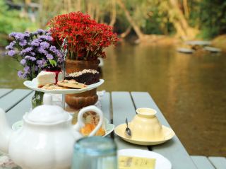 #thesceneryvintagefarm 
Afternoon Tea at The Scenery Vintage Farm ❤️🫖☕️🌿☘️🌳🍃ความสุข เล็กเล็ก ในช่วงบ่ายที่ทั้งอบอุ่น น่ารักและน่าจดจำ
เปลี่ยนช่วงบ่ายธรรมดา ให้กลายเป็นวันพักผ่อนแสนพิเศษ ท่ามกลางบรรยากาศที่รายล้อมด้วยธรรมชาติ🌿🌳และมุมถ่ายรูปน่ารักน่ารักที่ชวนให้หยิบกล้องขึ้นมาเก็บภาพทุกมุม เหมาะสำหรับใช้เวลากับครอบครัว เพื่อนหรือคนพิเศษ🌳🌿☘️🍃☕️🫖

เซ็ท Afternoon Tea จัดมาอย่างน่ารักน่าทาน ขนมอร่อย ชาหอมหอม พร้อมกับ ชมวิว และบรรยากาศรอบตัวยิ่งทำให้ช่วงบ่ายมีความสุขได้อย่างลงตัว☕️🫖🌳🌿☘️🍃

ใครกำลังมองหาที่เที่ยวใกล้กรุงเทพที่ได้ทั้งบรรยากาศดี ขนมอร่อยมุมถ่ายรูปสวยสวย ปักหมุดที่นี่ไว้ได้เลย และก็ชวนคนที่คุณรักมาใช้เวลาด้วยกัน รับรองว่า เป็นอีกหนึ่งโมเมนต์ที่น่าประทับใจ❤️ 

แนะนำให้ตรวจสอบราคาเวลาให้บริการและจองล่วงหน้าผ่านช่องทางอย่างเป็นทางการของฟาร์ม เนื่องจากรายละเอียดอาจเปลี่ยนแปลงตามโปรโมชั่นหรือเทศกาล☕️🫖🌿🌳☘️🍃 #thesceneryvintagefarm #suanphueng #ratchaburi #ราชบุรี #สวนผึ้งราชบุรี #thailand 