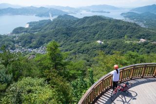 Enjoy stunning views of Hiroshima 🇯🇵 while feeling the sea breeze! A cycling experience on the Shimanami Kaido 🚴‍♂️🌊