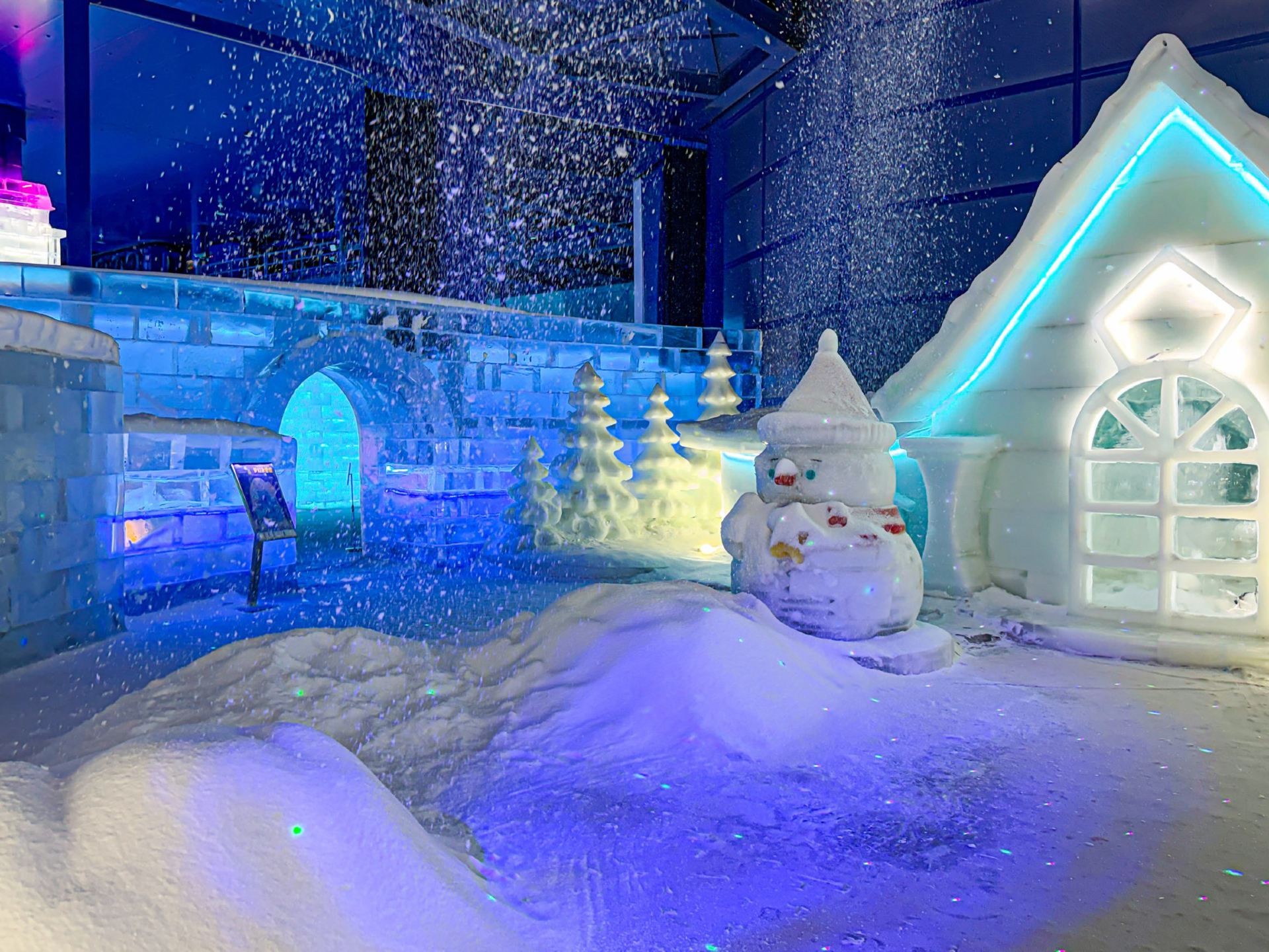 When people think of Harbin, the 'Ice Festival' is usually the first thing that comes to mind. But wasn't it a bummer that it was only available in winter?

Well, fret no more!

At Harbin Ice and Snow World's Dreamy Ice and Snow Pavilion, you can enjoy stunning ice sculptures in sub-zero temperatures 365 days a year. ❄️

Here are some pro tips and a firsthand review from my recent visit!

1️⃣ Free Parka Rentals are a Must: They provide thick winter coats for free at the entrance. Even if you show up in shorts and sandals, you'll be just fine!
2️⃣ Blizzard Shows: Artificial snow falls at scheduled intervals, creating a truly authentic winter vibe. It's the perfect backdrop for photos!
3️⃣ Endless Photo Ops: The pavilion is packed with photo spots where ice and lights blend perfectly—think fairy-tale characters, rainbow ice towers, and sleek architectural designs.
4️⃣ Thrilling Ice Slides: There’s a slide that lets both kids and adults tap into their inner child. Don't miss out on the ride!

If you want to experience a unique side of Harbin this summer, the Dreamy Ice and Snow Pavilion is an absolute must-visit!