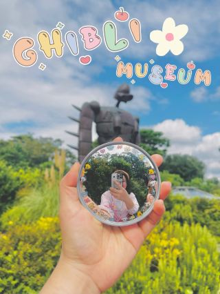 Ghibli Museum ท่องไปในโลกจินตนาการในพิพิธภัณฑ์จิบลิกรุงโตเกียว
🐈ใครเป็นสาวกจิบลิต้องห้ามพลาดที่นี้เด็ดขาด เพราะที่นี้คือจุดต้นกำเนิดของเรื่องราวจินตนาการในตัวละครจิบลิที่ทุกคนต่างหลงรัก
🏠ที่นี้นับเป็นWishlist อันดับ1ของการอยากไปญี่ปุ่น ไปญี่ปุ่นก็หลายครั้ง แต่ไม่เคยได้ไปสักที เพราะจองตั๋วยากมาก 
🏠แค่ได้ก้าวเท้าเข้าไป แล้วจะร้องไห้ ทุกการจัดวาง มุมต่างๆ เข้าลงดีเทลละเอียดจริง แฟนจิบลิอย่างนี่เห็นแล้วน้ำตาซึม นี่จองไปตอน14.00 ต้องรอถึงเวลาใกล้จริงๆ พนักงานถึงจะให้เข้าแถวสแกนตั๋วออนไลน์ที่ซื้อมา ให้เป็นตั๋วฟิลม์ นี่ได้เรื่องลาพิวต้า เข้าไปแล้วห้ามถ่ายรูป
🏡พอเข้าไปจะผ่านทางเดิน สะดุดตากับหน้าต่างโมเสกที่เป็นรูปตัวละครจิบลิ แล้วแสงแดดยามบ่ายสาดส่องเข้ามาเป็นประกาย นี่ยืนดูอยู่สักพักเลย
🏠เข้ามาถึงห้องโถงใหญ่ จะเจอกับลิฟต์ที่ทำเลียนแบบลิฟต์โบราณสมัยก่อน มีเข็มฉี้แต่ละชั้นว่าถึงชั้นไหนแล้ว เขาทำเหมือนมาก ฟินนนน
🐈นี่ขึ้นมาชั้น3ก่อน แล้วค่อนเดินลงไปชั้นต่อๆไป ชั้น3มีขายของฝาก รถบัสแมว ห้องอ่านหนังสือเด็ก
🎨ชั้น2 ห้องทำงานฮายาโอะ มิยาซากิ น้ำตาจิไหล นี้คือของแท้ นี้คือต้นกำเนิดเรื่องราวอ่ะ🥹 มีทั้งภาพสเก็ต ภาพลงสีที่สวยตาแตกมาก 
🪟ชอบที่ด้านบนเป็นโดมกระจก มีโมเสกเรื่องโปเนียวกับโตโตโร่(มั้งน่ะถ้าจำไม่ผิด) มีใบพัดเครื่องบินอันใหญ่ เวลาแสงแดดยามบ่ายส่องเข้ามาแล้วฟินมาก นี้ไปยื่นให้แดดส่อง555
🏠ชอบที่เข้าทำบันได ประตูทั้งเล็กใหญ่ ทางเชื่อมเหมือนเขาวงกต ที่ลองรอดผ่านไปดูสิว่าจะไปโผล่ตรงไหน แม้แต่ห้องน้ำยังน่ารัก
🤡ชั้น1 มีโรงละครฉายเรื่องมิสเตอร์โดว์กับเจ้าหญิงไข่ น่ารักสนุกมาก เอาจริงๆเพิ่งรู้จัก😂
📽️แล้วชั้นล่างมีห้องจำลองการสร้าง จัดแสงสีสวยมาก ชอบที่เขาให้เราได้มีส่วนร่วม มุนตรงนี้ กดอันนั้น
🐈สรุป มีความสุขมากกกกก คุ้มค่าสุดแค่210บาท/1000เยน ได้ขนาดนี้เลยเหรอ ฟินมากกกกก ถ้ามีโอกาสไปอีกก็อยากไปน่ะ

 #เที่ยวญี่ปุ่น #โตเกียว #เที่ยวโตเกียว #ghiblimuseum 