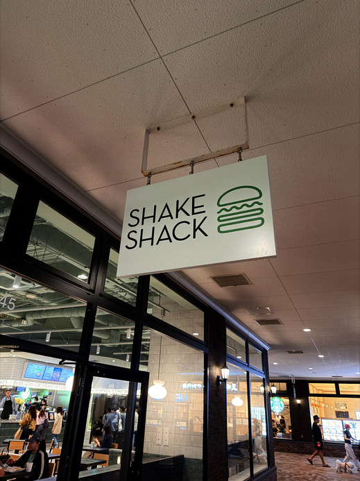 Craving an American-style handmade burger while shopping at Rinku