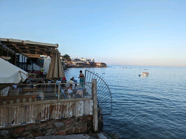ダハブの海岸沿いのお店でチル