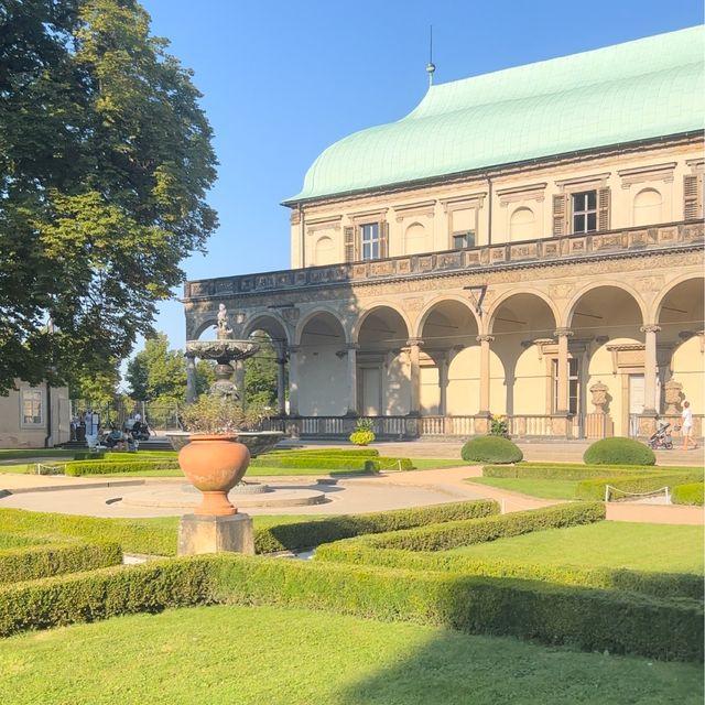 산책하기 좋은 프라하성 내 Queen Anne's Summer Palace