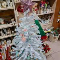 Festive Christmas Trees: A Must-See in Taranto's Gift Shops!  