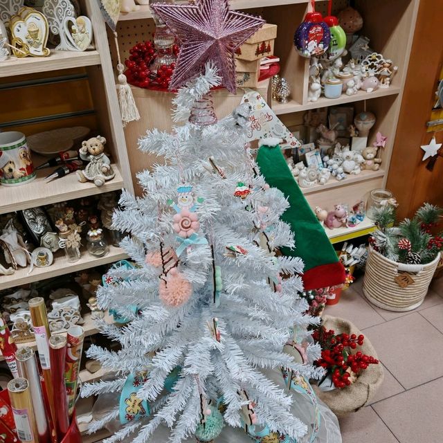 Festive Christmas Trees: A Must-See in Taranto's Gift Shops!  