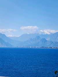 The place brings together the sun, sea and history. 