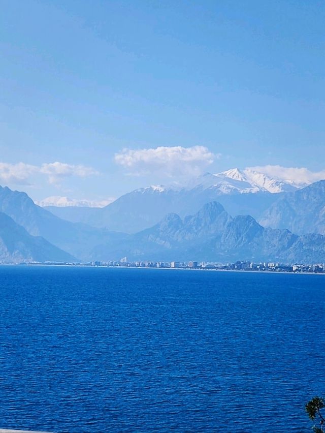 The place brings together the sun, sea and history. 