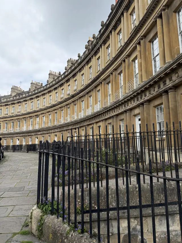The Royal Crescent in Bath: A Georgian Masterpiece 🏛️