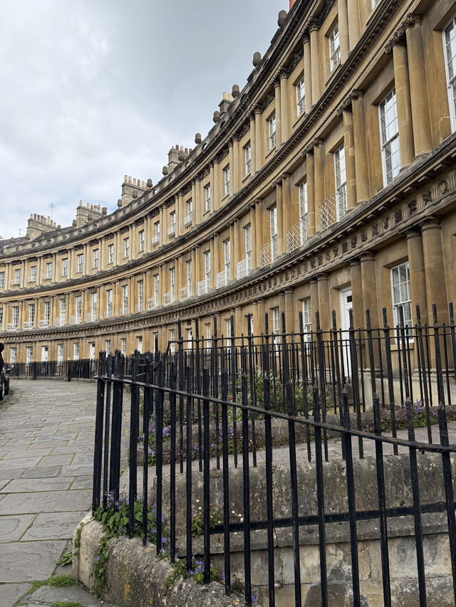 The Royal Crescent in Bath: A Georgian Masterpiece 🏛️