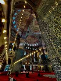 🕌✨“Grace by the Golden Horn: A Peaceful Pause at Yeni Camii”✨🕌