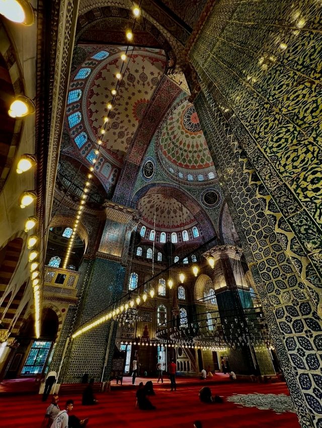 🕌✨“Grace by the Golden Horn: A Peaceful Pause at Yeni Camii”✨🕌
