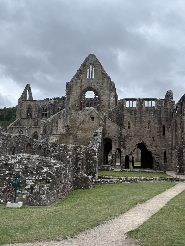 The Monumental Tintern Abbey, How Can A Ruin Be So Mesmerising?!